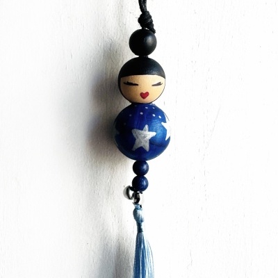 Pendurar decorativo de boneca de madeira com corpo azul com estrelas e borla azul