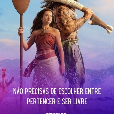 Dois personagens polinésios com remo de madeira e osso decorado, com texto em português
