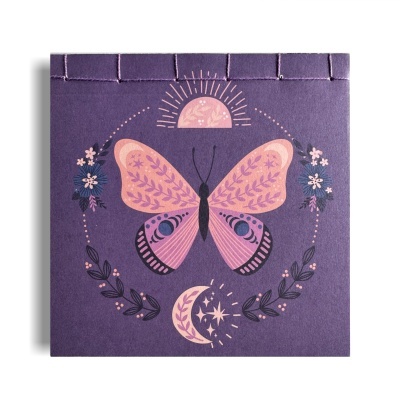 Capa roxa de caderno com borboleta cor-de-rosa e desenhos de sol e lua