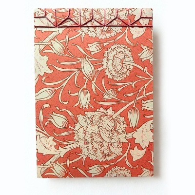 Envelope de papel coral com padrão floral creme
