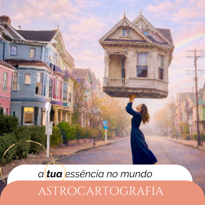 Mulher segurando casa vitoriana suspensa na rua com casas coloridas de fundo e texto promocional