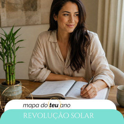 Mulher a escrever numa agenda com planta e caneca numa mesa de madeira