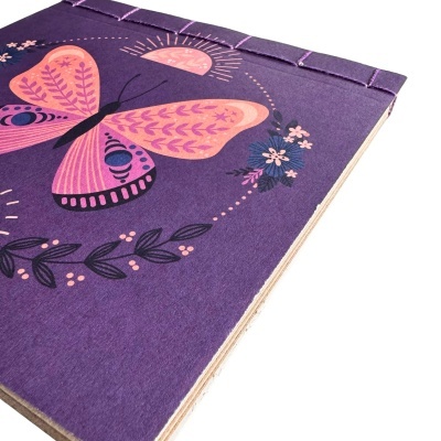 Caderno artesanal roxo com borboleta cor de rosa na capa