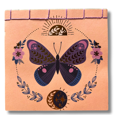 Caderno cor de salmão com ilustração de borboleta e flores