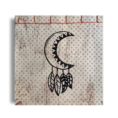 Capa de caderno com desenho de lua e penas em tecido bege com pontos.