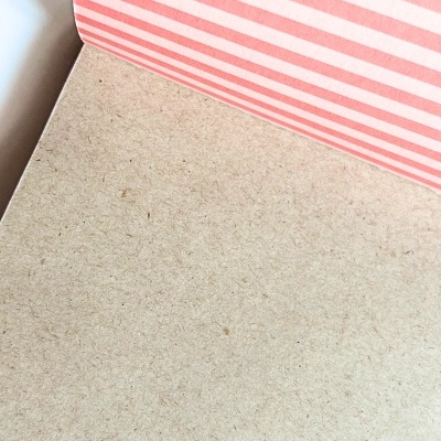 Página de papel castanho claro e página com riscas rosa e branco