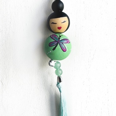 Chaveiro com boneca de madeira pintada e franja azul claro