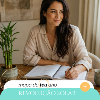 Mulher sorridente escrevendo num caderno com planta e caneca na mesa