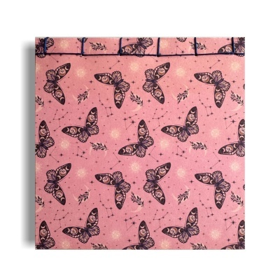 tecido rosa com padrão de borboletas, folhas e constelações