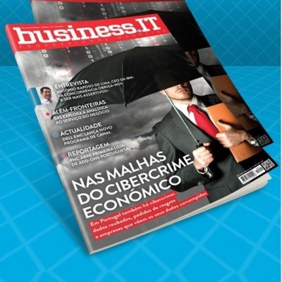 Duas revistas business.IT sobre cibercrime económico com fundo azul