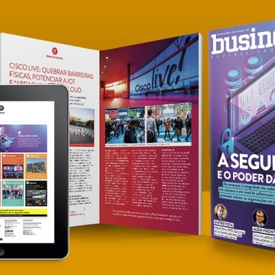 Revista business.IT em formato digital num tablet e revista impressa aberta sobre fundo amarelo.