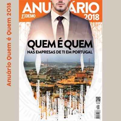 Capa da revista ANUÁRIO 2018 com homem em fato e vista noturna da cidade