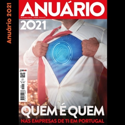 Capa da revista ANUÁRIO 2021 com homem a abrir camisa mostrando efeito gráfico no peito