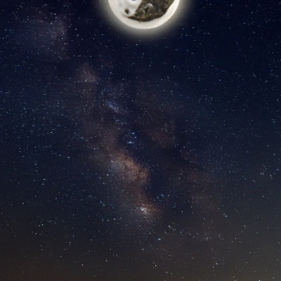 Lua brilhante no céu noturno estrelado com montanhas ao fundo