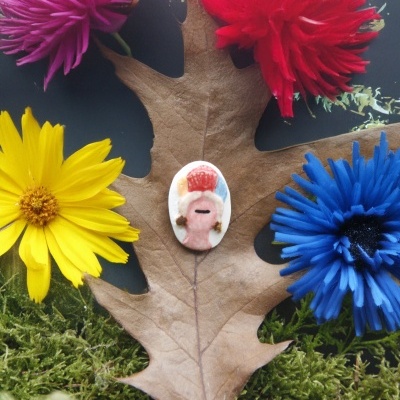 Folha de carvalho com figura decorativa e flores coloridas sobre musgo
