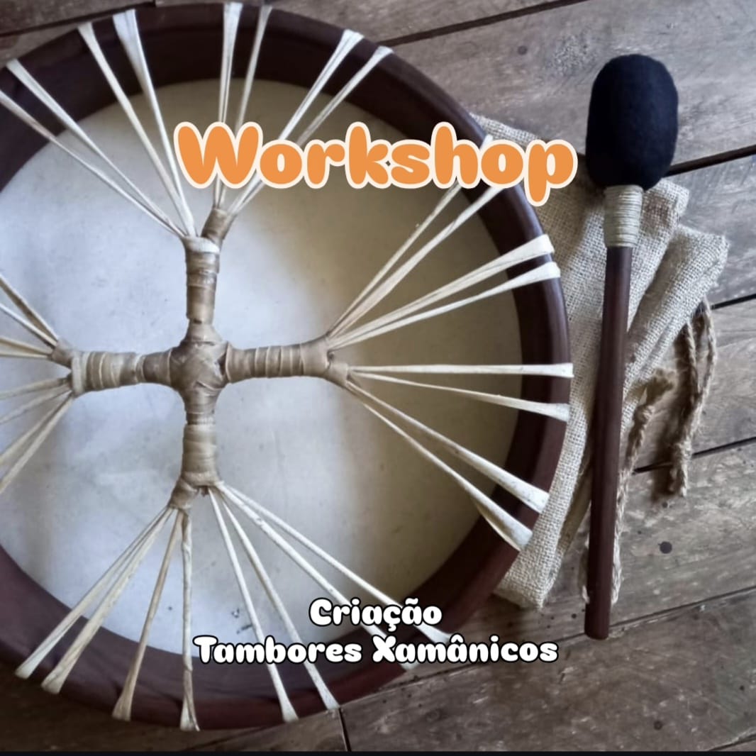 Workshop criação Tambores Xamanicos Tambor xamânico com marreta sobre superfície de madeira e saco de tecido