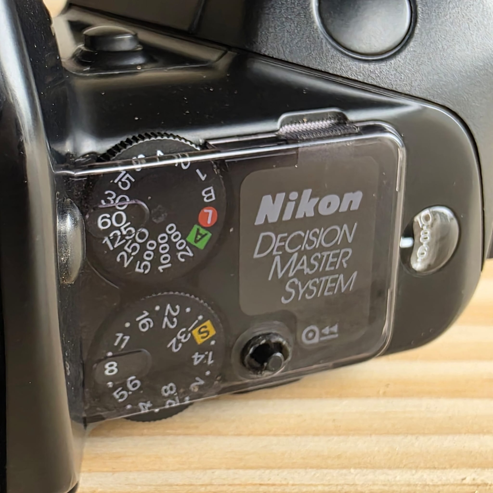 Nikon F4004 Painel de controlo preto de câmara Nikon com mostradores e texto DECISION MASTER SYSTEM