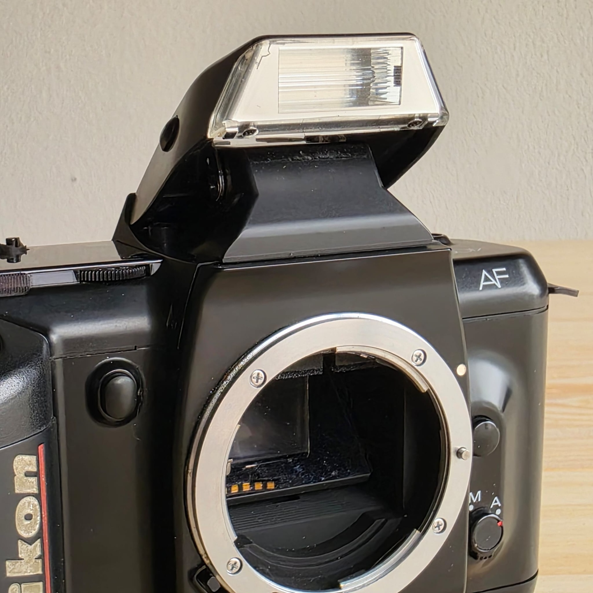 Nikon F4004 Máquina fotográfica SLR preta Nikon sem lente com flash embutido