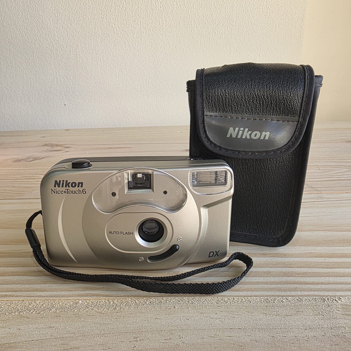 Nikon Nice Touch 6 Câmara fotográfica Nikon NiceTouch 6 prateada com estojo preto
