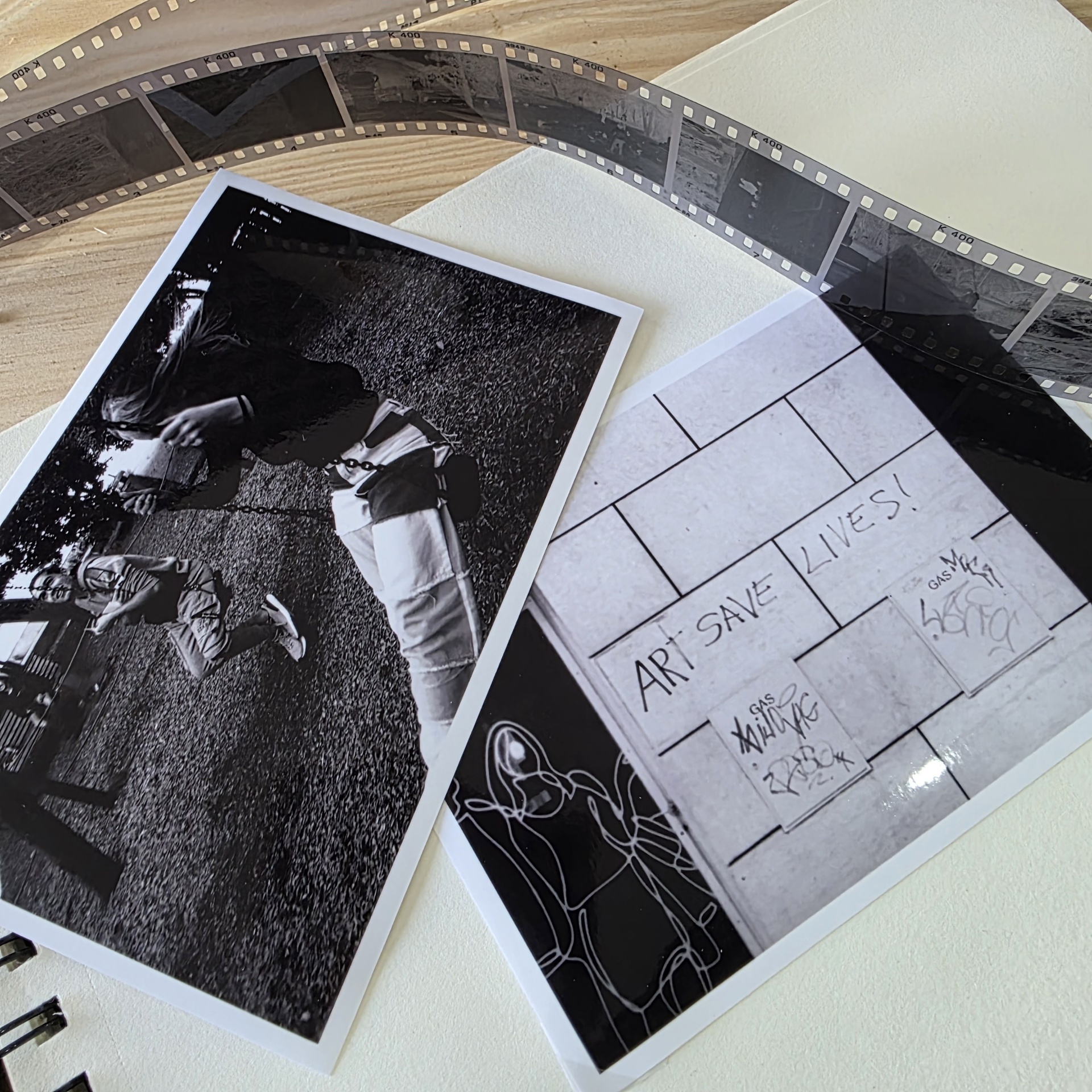 Duas fotografias a preto e branco e tira de filme fotográfico