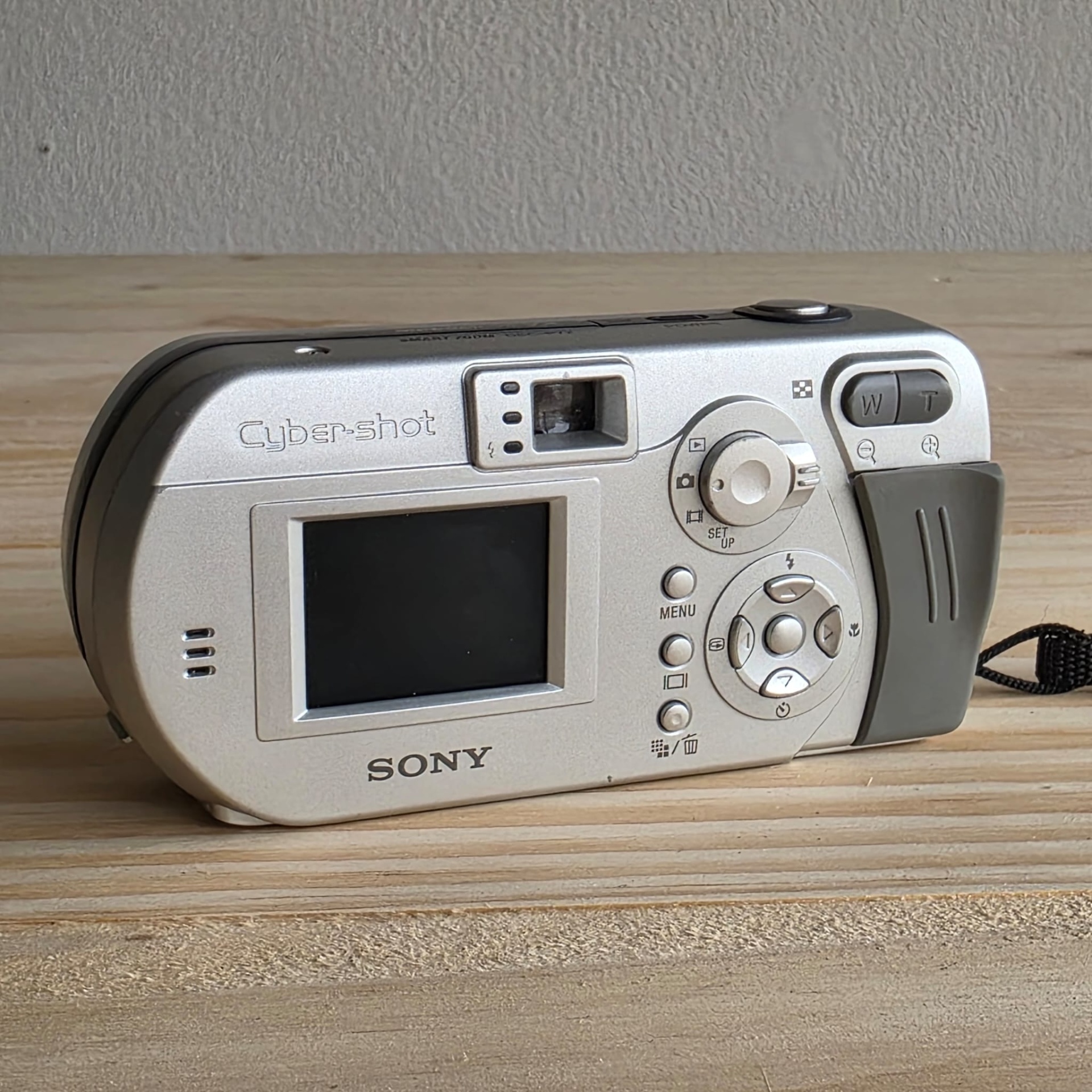 Sony Cyber Shot 3,2 Câmara digital Sony Cyber-shot cinzenta prateada com ecrã LCD e botões