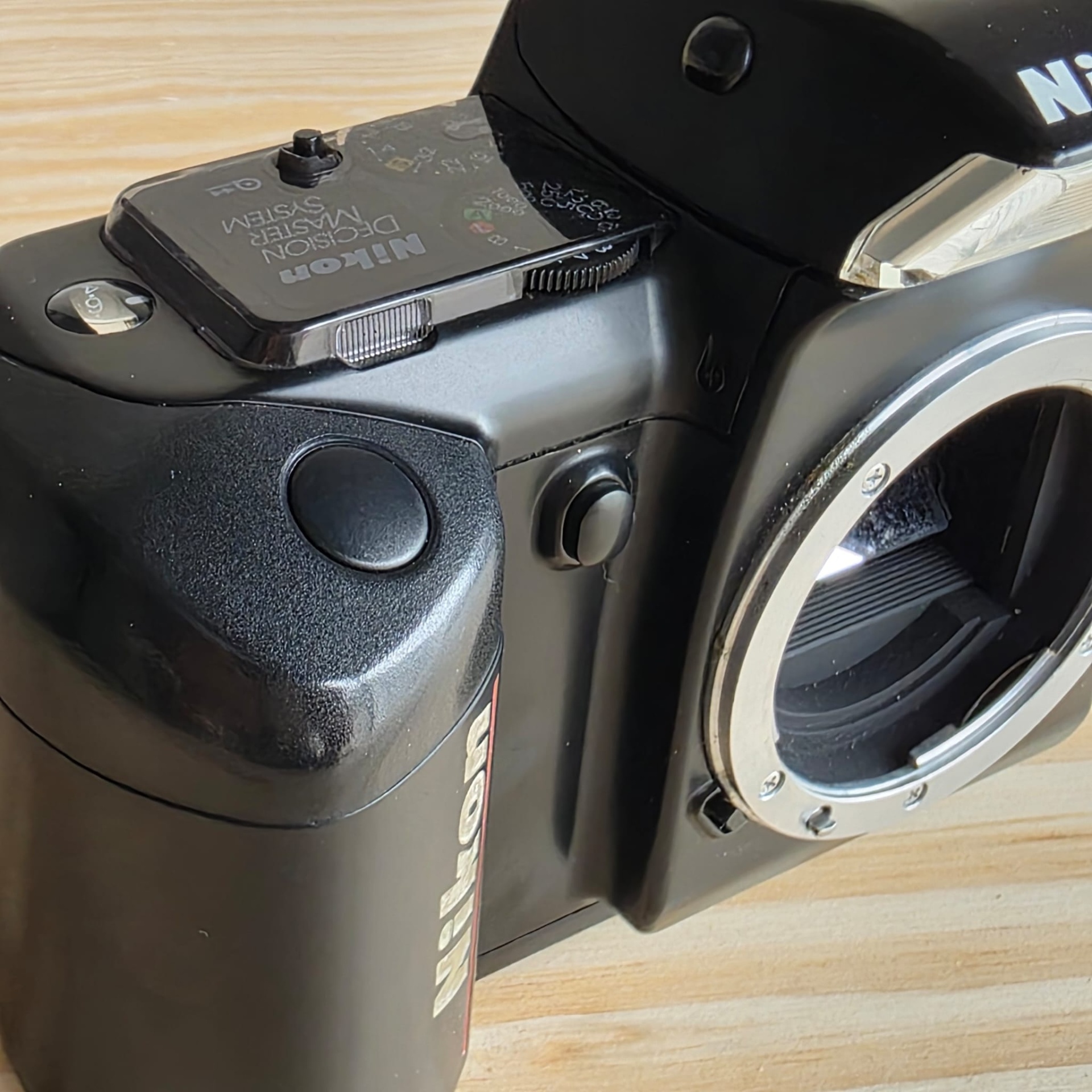 Nikon F4004 Câmara fotográfica Nikon em preto com botão de disparo e suporte para flash