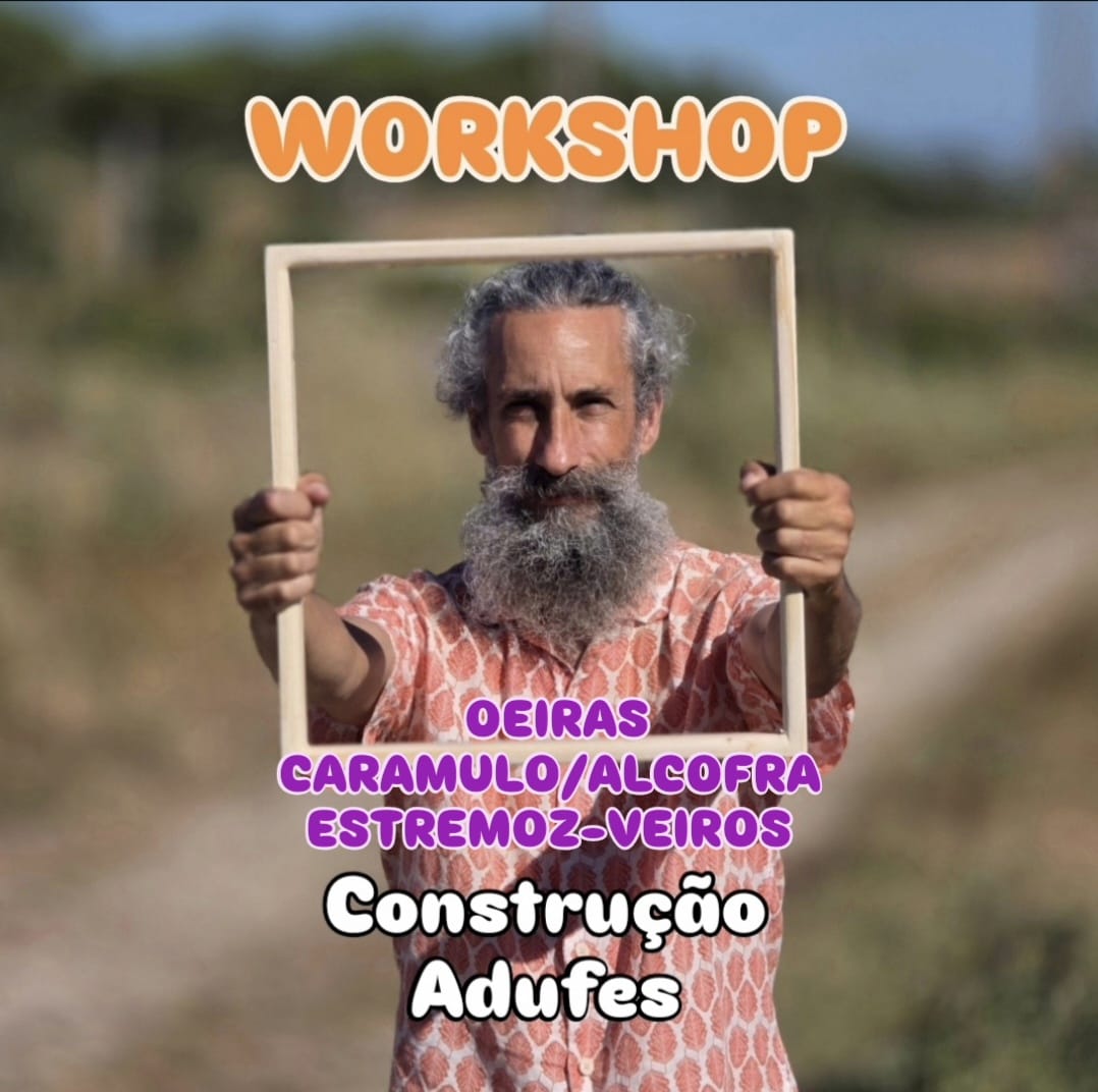 Workshop Construção de Adufes Homem com camisa padrão laranja e branco segurando moldura de madeira ao ar livre
