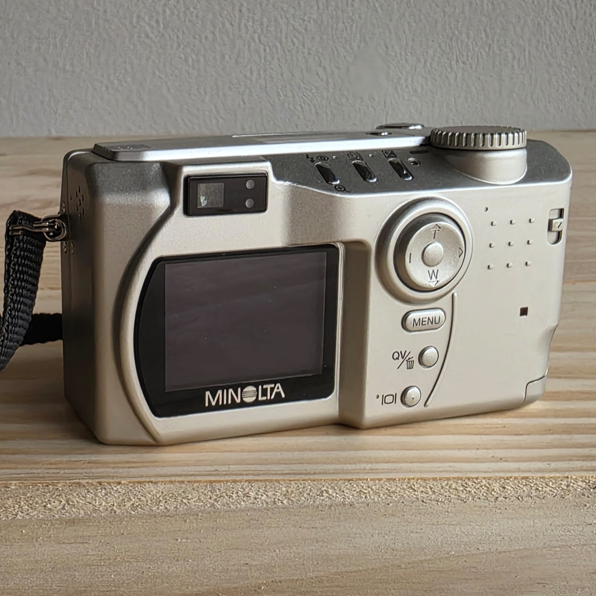 Minolta S304 3,3. Máquina fotográfica digital Minolta cinza prateada com ecrã LCD e botões