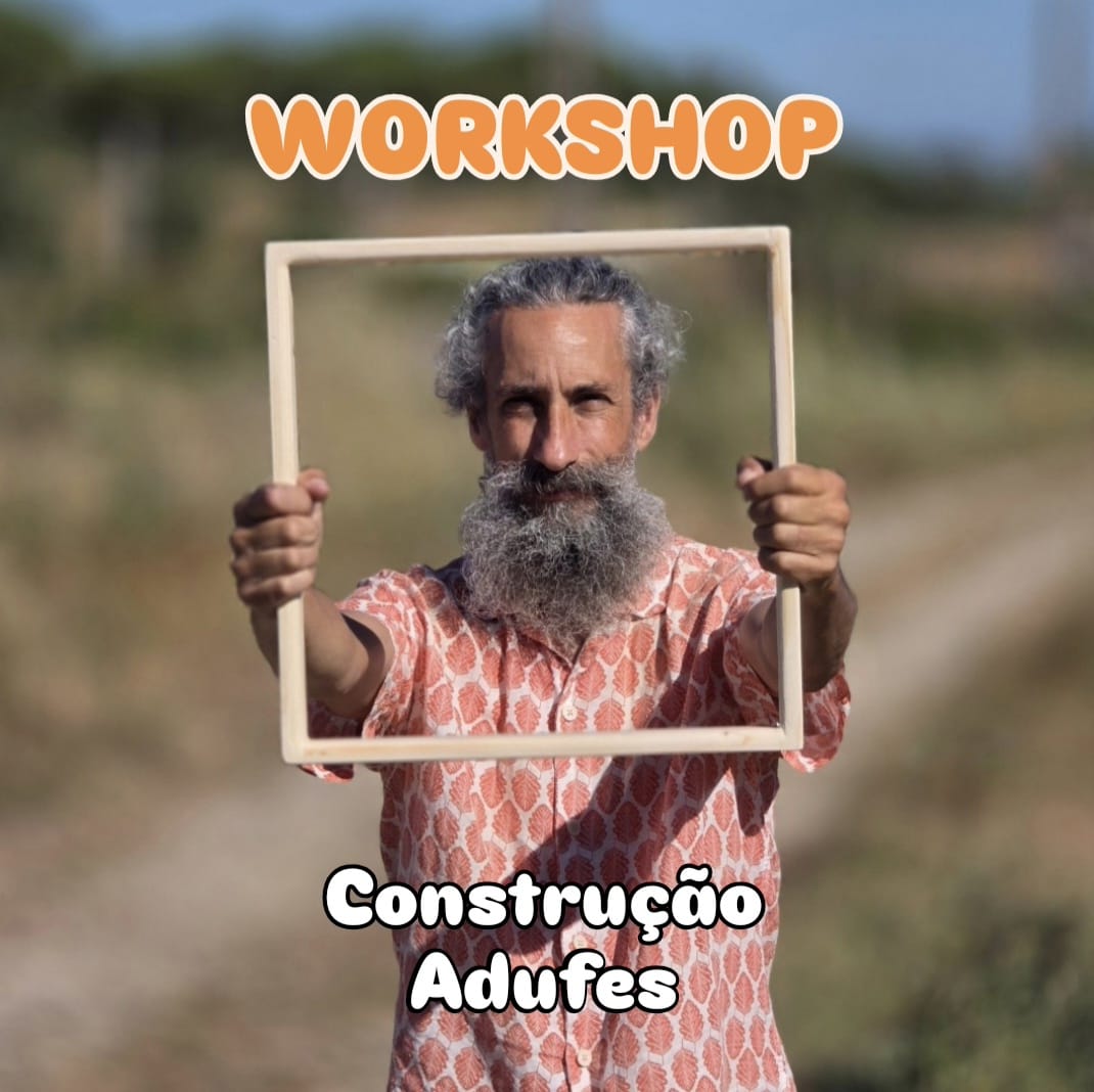 Workshop Construção de Adufes Homem com camisa estampada segurando moldura de madeira ao ar livre com texto WORKSHOP Construção Adufes