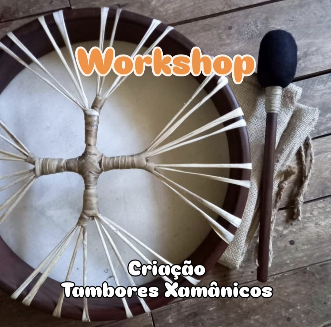 Workshop criação Tambores Xamanicos Tambor xamânico redondo com armação em madeira e pele clara, cordas brancas e vara com ponta preta.