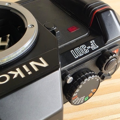 Corpo de câmara fotográfica Nikon F-301 preto com mostradores e botões de ajuste