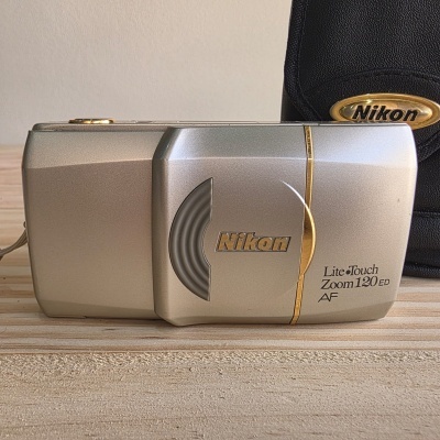Câmara fotográfica compacta Nikon Lite Touch Zoom 120 ED AF prateada com detalhes dourados