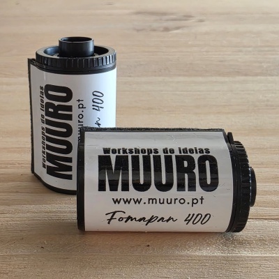 Dois rolos de filme fotográfico Fomapan 400 com etiquetas brancas e texto preto sobre superfície de madeira