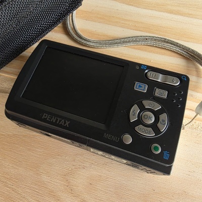 Câmara digital Pentax preta com ecrã LCD e botões