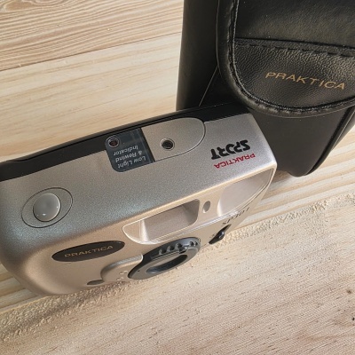 Máquina fotográfica compacta PRATICA SP 31T com capa preta de couro