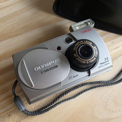 Câmara digital Olympus C-220 Zoom prateada com lente Olympus e flash integrado