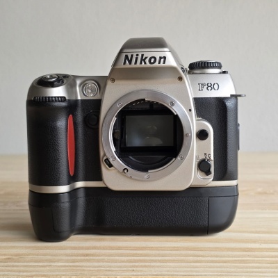 https://www.muuro.pt/product/nikon-f80-cinza-preta-com-punho-nikon-mb-16