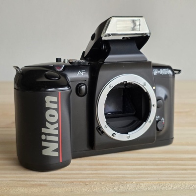 Câmara fotográfica analógica preta Nikon F-401X sem lente com flash
