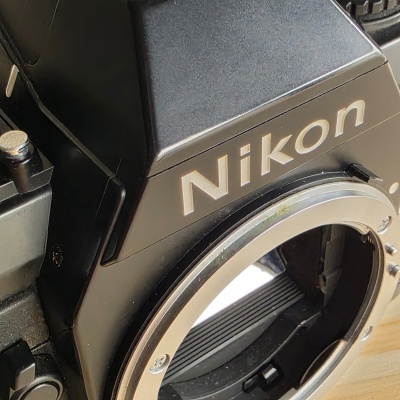 Corpo preto de câmara Nikon sem lente montada