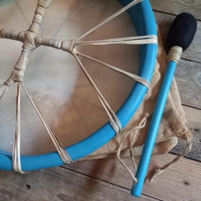 https://www.muuro.pt/product/tambor-lakota-azul-turquesa-disponivel-em-32-42-52-62cm
