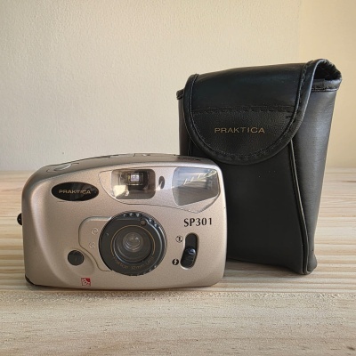 Câmara fotográfica Praktica SP301 cinzenta com bolsa preta em imitação de pele