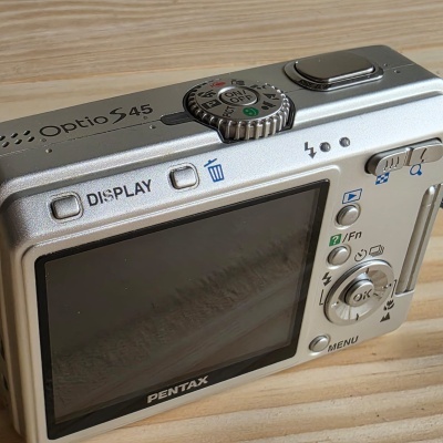 Câmara digital compacta Prata PENTAX Optio S45 com ecrã LCD e botões