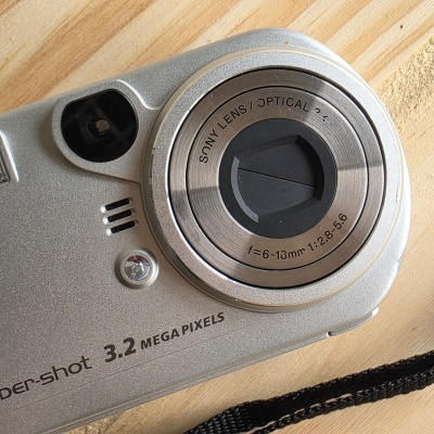 Câmara digital Sony prateada com lente e inscrição 3.2 Mega Pixels
