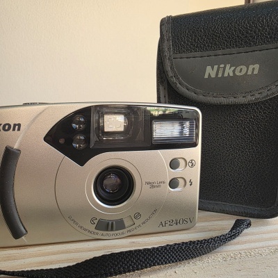 Câmara fotográfica Nikon AF240SV prata com estojo preto