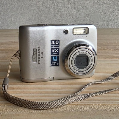 Máquina fotográfica digital Nikon Coolpix L4 prateada com lente 3x zoom