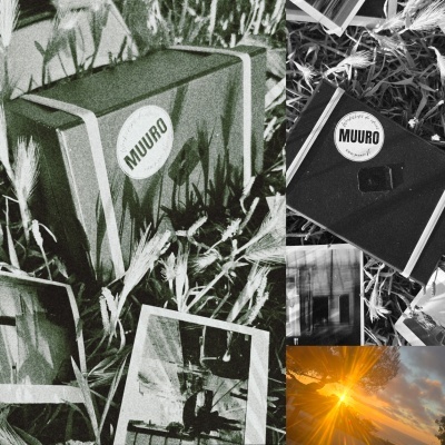 Caixa preta MUURO com fotografias em fundo de erva seca e imagem de pôr do sol