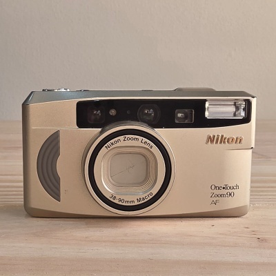 Câmara fotográfica Nikon champanhe com lente zoom 38-90mm macro
