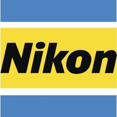 Logótipo Nikon em fundo amarelo com faixas azuis