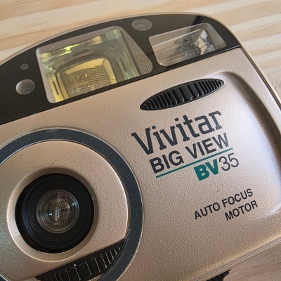 Câmara fotográfica analógica Vivitar BIG VIEW BV35 bege e preta vista de perto