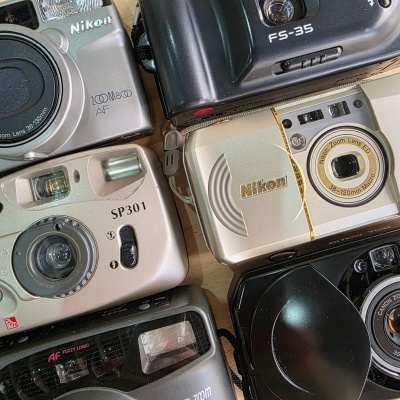 Máquinas analógicas compactas.